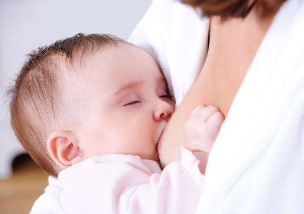 宝宝呛奶第一时间该怎么做？